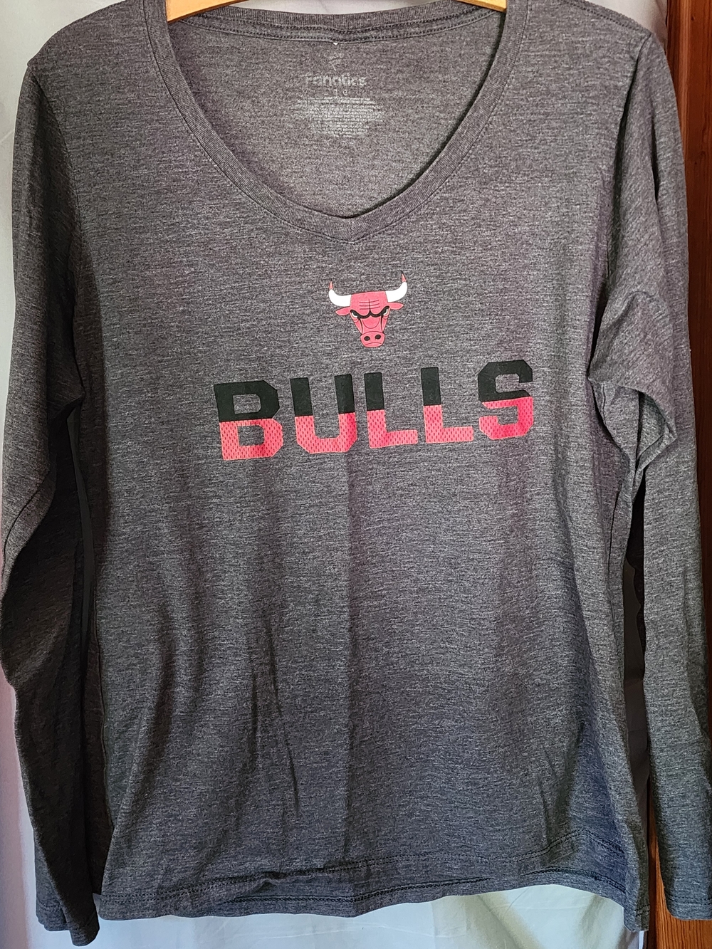 Fanatics Womens Chicago Bulls Gray Long Sleeve V-Neck Tee